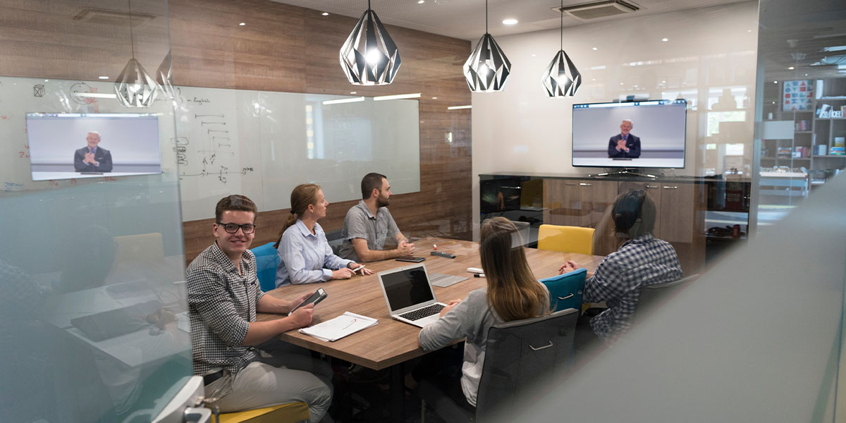 videoconferência em uma sala de reunião automatizada com áudio e vídeo de alta qualidade